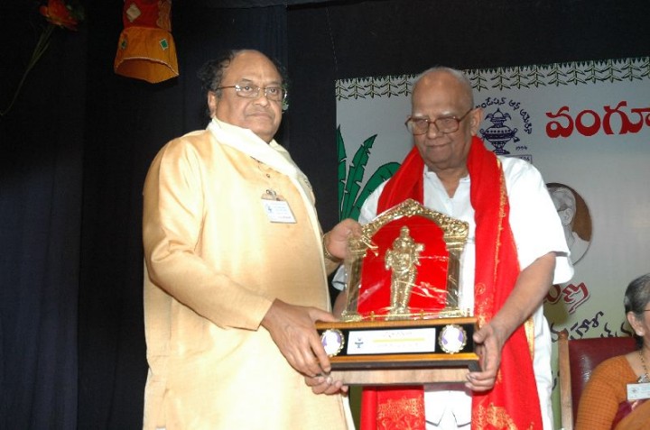 ../Images/Ramana receiving Vanguri Foundation Award from from Dr. C. Narayana Reddy.jpg